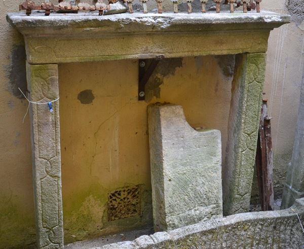 Camino, sec. XX, in cemento,  - Asta GIOIELLI, ARGENTI, ARREDI, OGGETTI D'ARTE E DIPINTI - Poggio Bracciolini Casa d'Aste