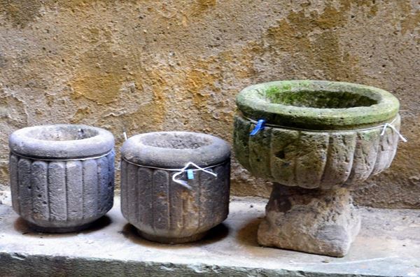Tre vasi da giardino, sec. XIX, in pietra