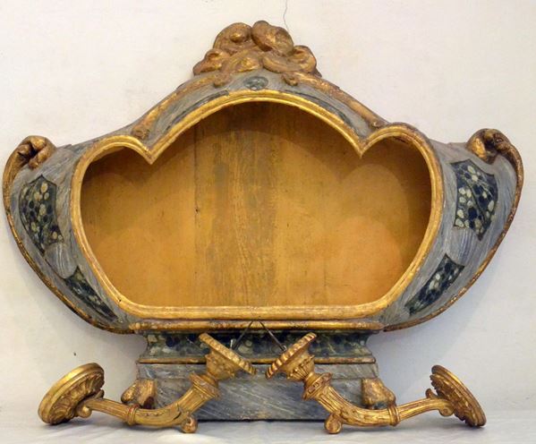 Teca, sec. XVIII, in legno laccato e sagomato,