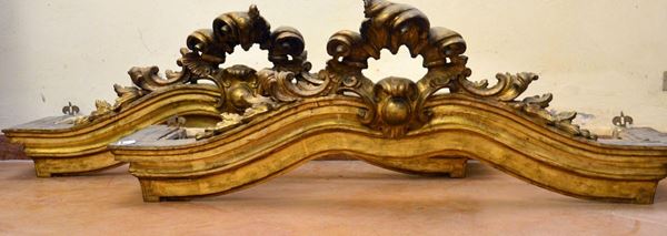 Coppia di mantovane, sec. XIX, in legno intagliato