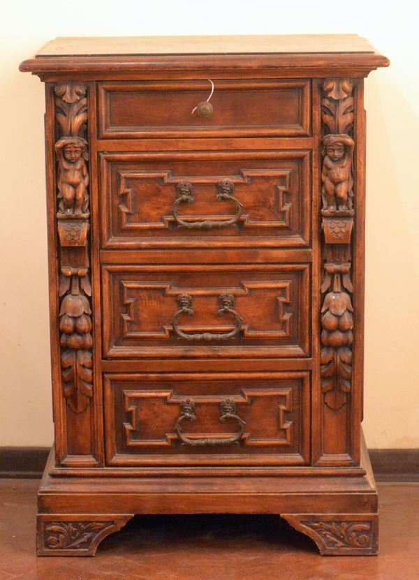 Comodino, sec. XX, in noce, quattro cassetti,