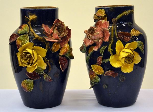 Due vasi, sec. XX, in maiolica