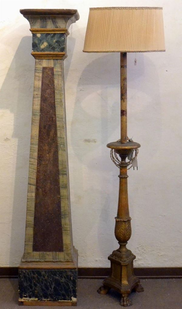 Colonna, sec. XX, in legno laccato, base quadrata, alt. cm 145