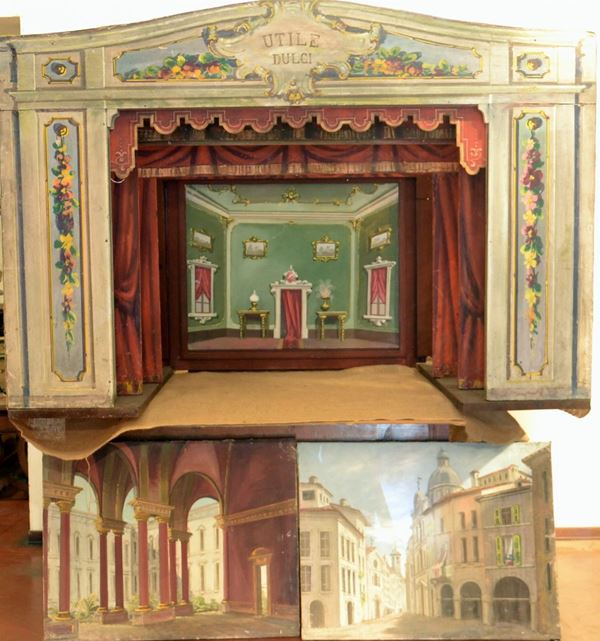 Teatrino, sec. XIX, in legno laccato e decorato a fiori,
