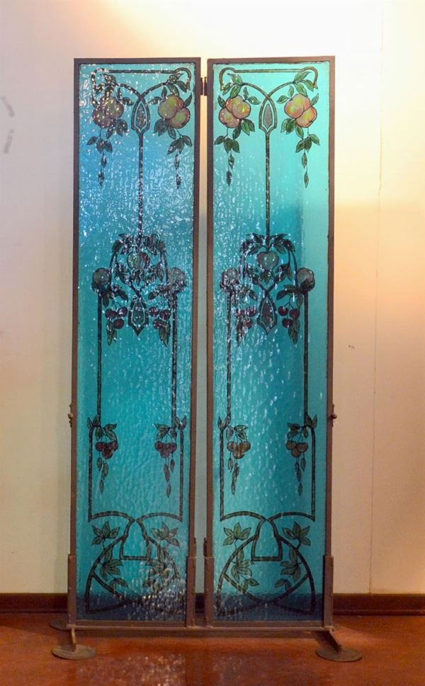 Due ante, inizi sec. XX, in vetro blu con