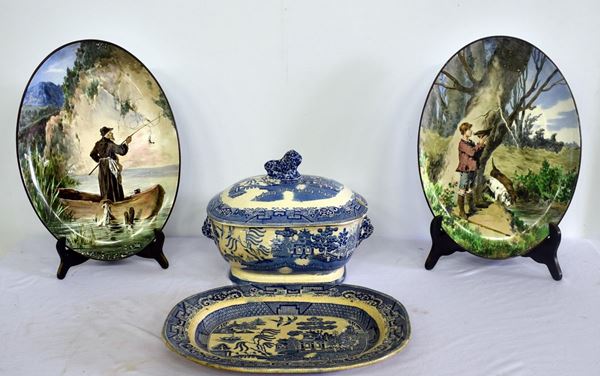 Coppia di vassoi ovali, sec. XX, in maiolica,&nbsp;&nbsp;&nbsp;&nbsp;&nbsp;&nbsp;&nbsp;&nbsp;&nbsp;&nbsp;&nbsp;&nbsp;&nbsp;&nbsp;&nbsp;&nbsp;&nbsp;&nbsp;&nbsp;&nbsp;&nbsp;&nbsp;&nbsp;&nbsp;&nbsp;&nbsp;&nbsp;&nbsp;&nbsp;