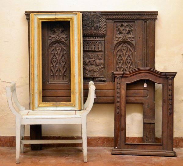 Testa di letto sec. XIX, in legno intagliato,