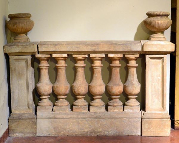 Balaustra, inizi sec. XX, in terracotta, colonne laterali