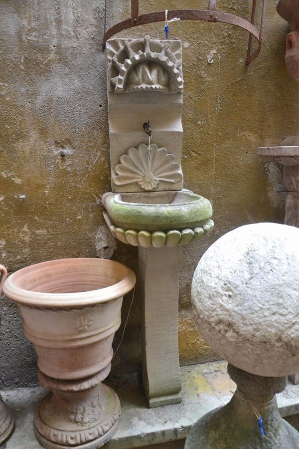 Base e vaschetta, sec. XX, in pietra