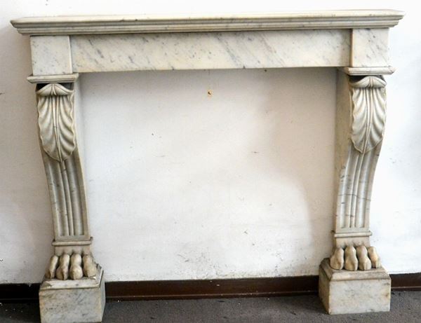 Camino, inizi sec. XX, in marmo lavorato, cm 114x22x95, difetti
