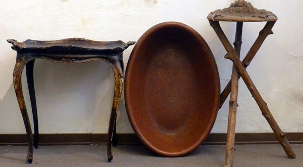Portavaso, sec. XX, in legno, base a tre gambe, cm 15x95