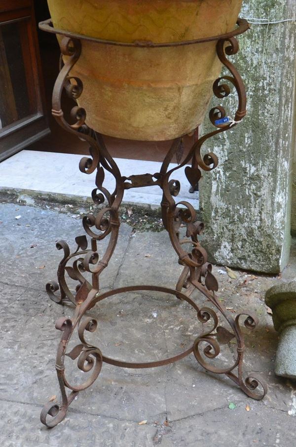 Portavasi, sec. XX, in ferro battuto,  - Asta GIOIELLI, ARGENTI, ARREDI, OGGETTI D'ARTE E DIPINTI - Poggio Bracciolini Casa d'Aste