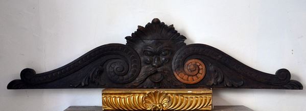 Base, sec. XIX, in legno intagliato e dorato, cm 57x26