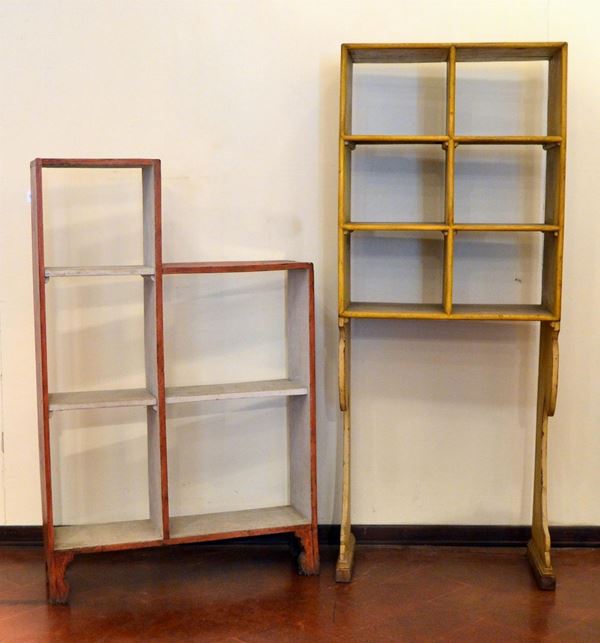 Due scaffali, inizi sec. XX, in legno laccato,  - Asta GIOIELLI, ARGENTI, ARREDI, OGGETTI D'ARTE E DIPINTI - Poggio Bracciolini Casa d'Aste