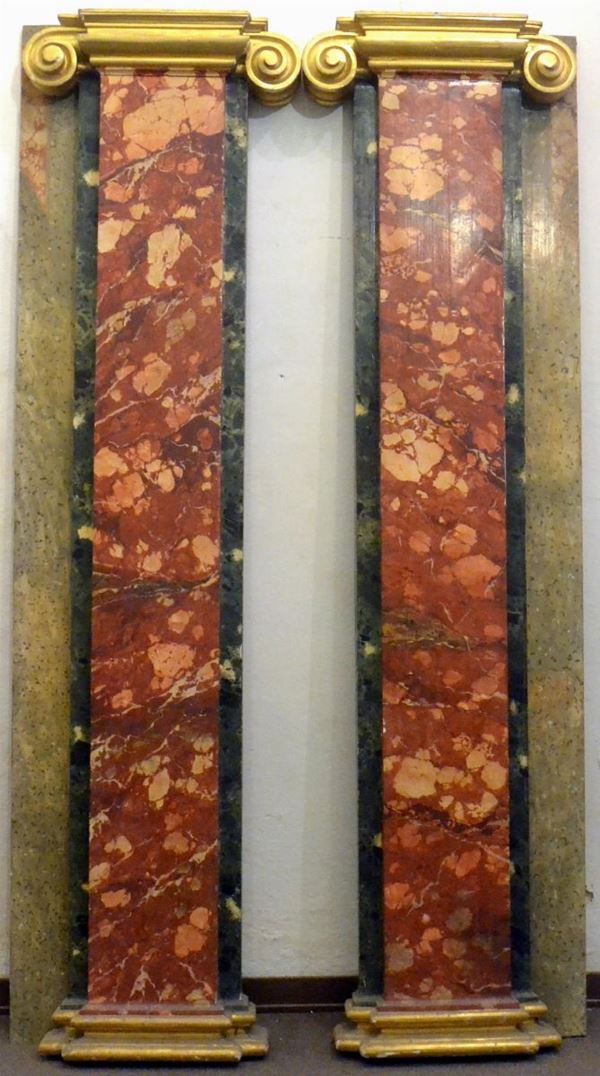 Coppia di colonne, sec. XIX, in legno laccate&nbsp;&nbsp;&nbsp;&nbsp;&nbsp;&nbsp;&nbsp;&nbsp;&nbsp;&nbsp;&nbsp;&nbsp;&nbsp;&nbsp;&nbsp;&nbsp;&nbsp;&nbsp;&nbsp;&nbsp;&nbsp;&nbsp;&nbsp;&nbsp;&nbsp;&nbsp;&nbsp;&nbsp;&nbsp;  - Asta GIOIELLI, ARGENTI, ARREDI, OGGETTI D'ARTE E DIPINTI - Poggio Bracciolini Casa d'Aste