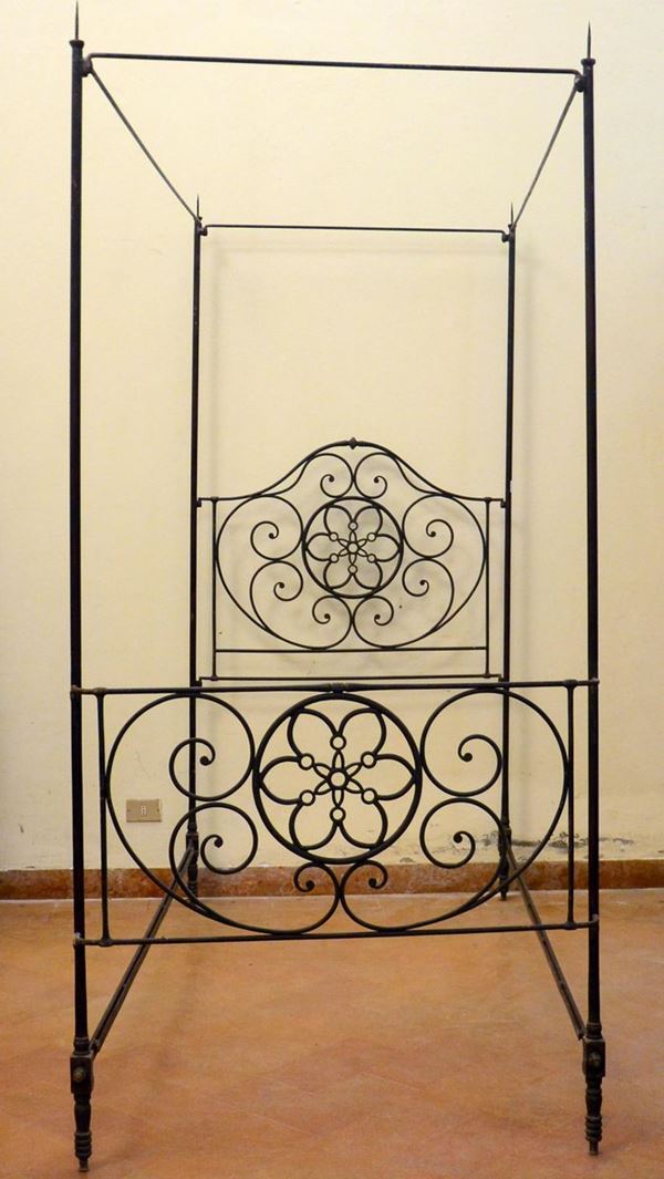 Lettino a baldacchino, sec. XIX, in ferro battuto,  - Asta GIOIELLI, ARGENTI, ARREDI, OGGETTI D'ARTE E DIPINTI - Poggio Bracciolini Casa d'Aste