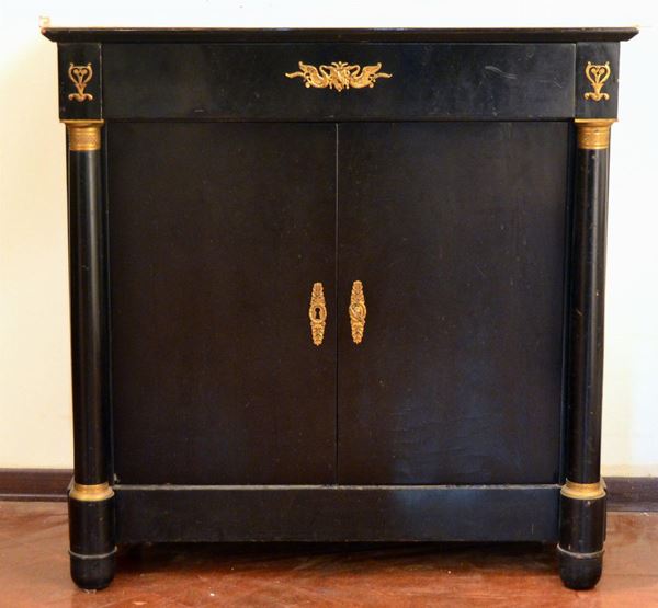 Credenza, tardo Impero, in legno laccato nero,  - Asta GIOIELLI, ARGENTI, ARREDI, OGGETTI D'ARTE E DIPINTI - Poggio Bracciolini Casa d'Aste