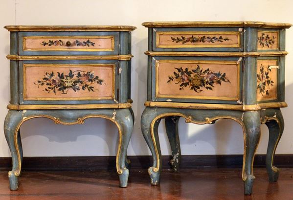 Coppia di comodini, in stile 700, in legno laccato,  - Asta GIOIELLI, ARGENTI, ARREDI, OGGETTI D'ARTE E DIPINTI - Poggio Bracciolini Casa d'Aste