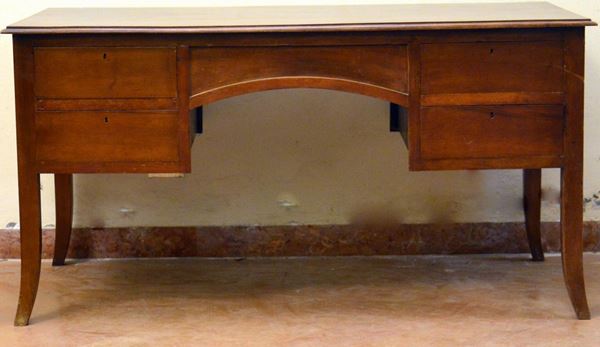 Scrivania, in stile 800, in mogano, quattro cassetti,  - Asta GIOIELLI, ARGENTI, ARREDI, OGGETTI D'ARTE E DIPINTI - Poggio Bracciolini Casa d'Aste