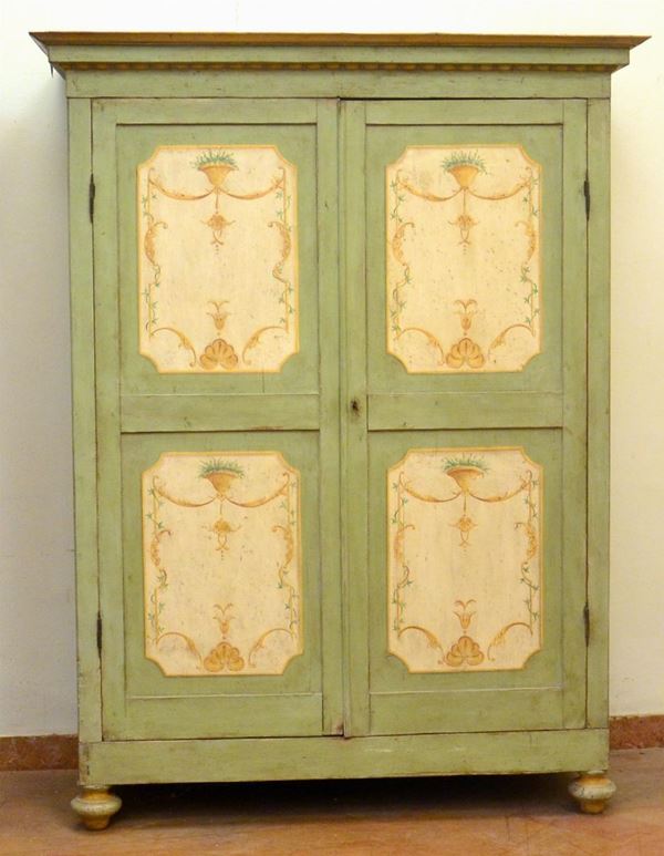 Armadio, inizi sec. XX, in legno laccato, due sportelli,  - Asta GIOIELLI, ARGENTI, ARREDI, OGGETTI D'ARTE E DIPINTI - Poggio Bracciolini Casa d'Aste