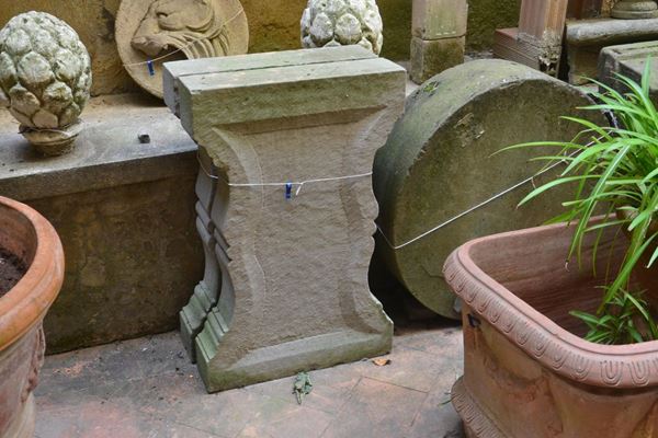 Due basi e cinque frammenti, sec. XX, in pietra, piano  - Asta GIOIELLI, ARGENTI, ARREDI, OGGETTI D'ARTE E DIPINTI - Poggio Bracciolini Casa d'Aste
