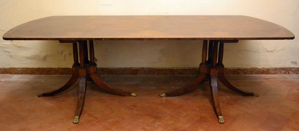 Tavolo, Inghilterra, sec. XIX, in radica di mogano filettato,