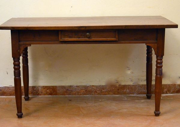 Tavolo scrittoio, sec. XIX, in noce, un cassetto,