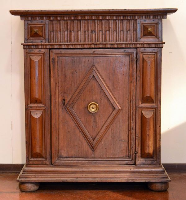 Credenza, Italia centrale, sec. XVIII, in noce, uno sportello,