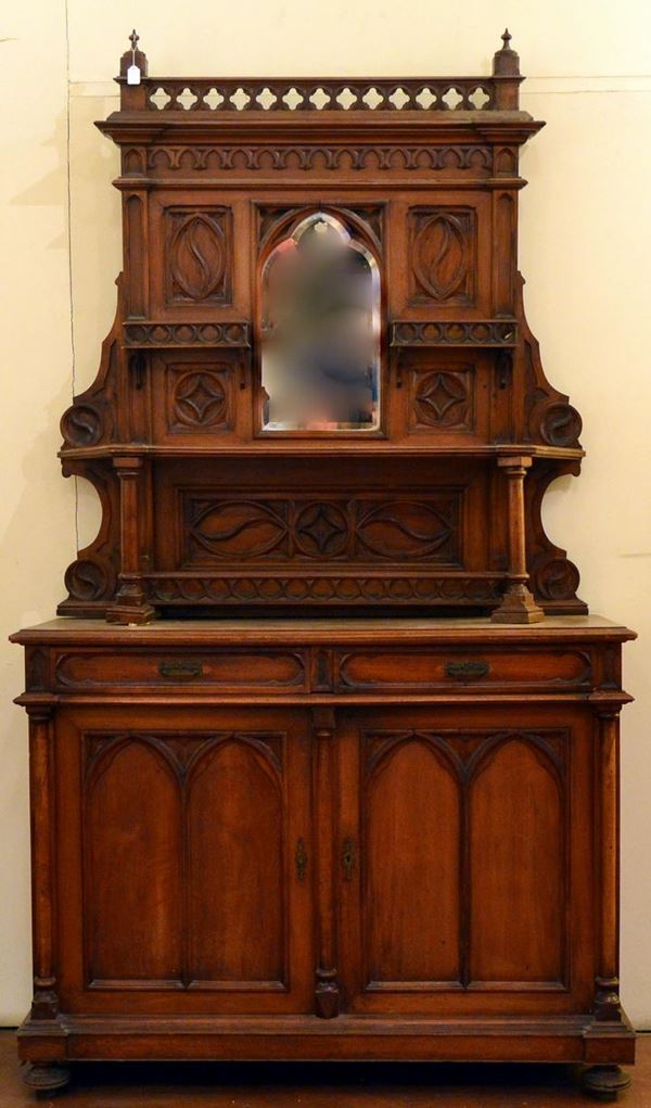 Credenza, in stile gotico, in noce, due sportelli,
