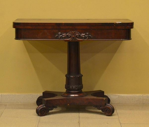 Tavolino da gioco, Inghilterra, inizi sec. XX, in mogano,&nbsp;&nbsp;&nbsp;&nbsp;&nbsp;&nbsp;&nbsp;&nbsp;&nbsp;&nbsp;&nbsp;&nbsp;&nbsp;&nbsp;&nbsp;&nbsp;&nbsp;