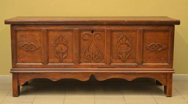 Cassapanca, sec. XX, in legno dolce&nbsp;&nbsp;&nbsp;&nbsp;&nbsp;&nbsp;&nbsp;&nbsp;&nbsp;&nbsp;&nbsp;&nbsp;&nbsp;&nbsp;&nbsp;&nbsp;&nbsp;&nbsp;&nbsp;&nbsp;&nbsp;&nbsp;&nbsp;&nbsp;&nbsp;&nbsp;&nbsp;&nbsp;&nbsp;&nbsp;&nbsp;&nbsp;&nbsp;&nbsp;&nbsp;&nbsp;&nbsp;&nbsp;&nbsp;