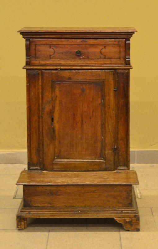Inginocchiatoio, sec. XVIII, in noce, uno sportello&nbsp;&nbsp;&nbsp;&nbsp;&nbsp;&nbsp;&nbsp;&nbsp;&nbsp;&nbsp;&nbsp;&nbsp;&nbsp;&nbsp;&nbsp;&nbsp;&nbsp;&nbsp;&nbsp;&nbsp;&nbsp;&nbsp;&nbsp;