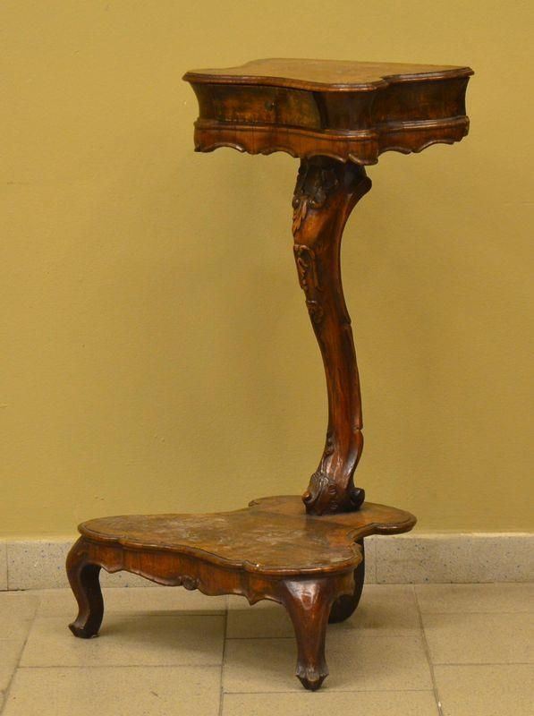 Gueridon, in stile '700, in noce,                                           - Asta GIOIELLI, ARGENTI, ARREDI, OGGETTI D'ARTE E DIPINTI - Poggio Bracciolini Casa d'Aste