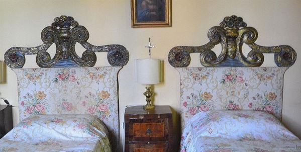 Coppia di testate di letto, sec. XIX, in legno laccato e