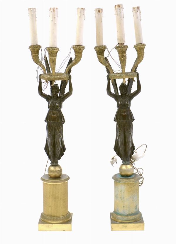 Coppia di candelieri, impero, sec. XIX, in bronzo, a tre luci,&nbsp;&nbsp;&nbsp;&nbsp;&nbsp;&nbsp;&nbsp;&nbsp;&nbsp;&nbsp;&nbsp;&nbsp;