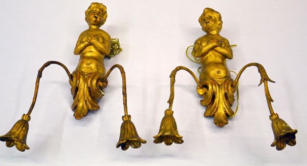 Coppia di appliques, sec. XIX, in legno laccato&nbsp;&nbsp;&nbsp;&nbsp;&nbsp;&nbsp;&nbsp;&nbsp;&nbsp;&nbsp;&nbsp;&nbsp;&nbsp;&nbsp;&nbsp;&nbsp;&nbsp;&nbsp;&nbsp;&nbsp;&nbsp;&nbsp;&nbsp;&nbsp;&nbsp;&nbsp;&nbsp;