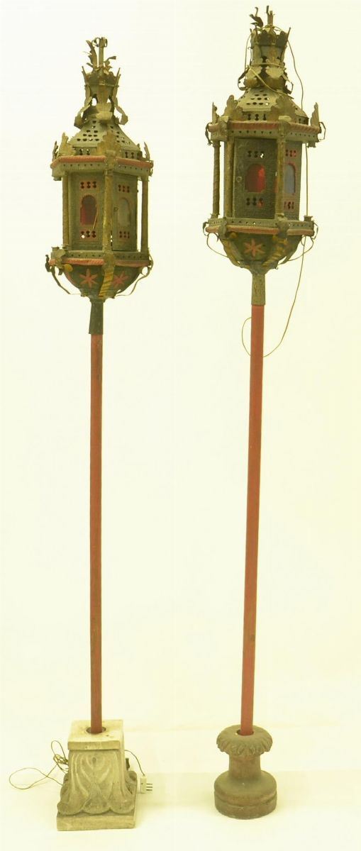 Due lampioni da processione, sec. XIX, in metallo  - Asta GIOIELLI, ARGENTI, ARREDI, OGGETTI D'ARTE E DIPINTI - Poggio Bracciolini Casa d'Aste