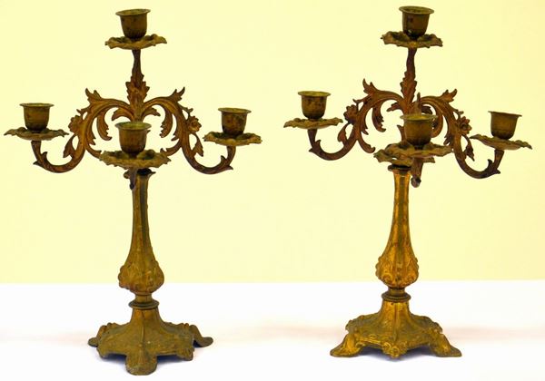Due candelieri, sec. XIX, in bronzo&nbsp;&nbsp;&nbsp;&nbsp;&nbsp;&nbsp;&nbsp;&nbsp;&nbsp;&nbsp;&nbsp;&nbsp;&nbsp;&nbsp;&nbsp;&nbsp;&nbsp;&nbsp;&nbsp;&nbsp;&nbsp;&nbsp;&nbsp;&nbsp;&nbsp;&nbsp;&nbsp;&nbsp;&nbsp;&nbsp;&nbsp;&nbsp;&nbsp;&nbsp;&nbsp;&nbsp;&nbsp;&nbsp;&nbsp;