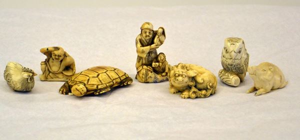 Sette netsuke, sec. XIX, in avorio,  - Asta GIOIELLI, ARGENTI, ARREDI, OGGETTI D'ARTE E DIPINTI - Poggio Bracciolini Casa d'Aste