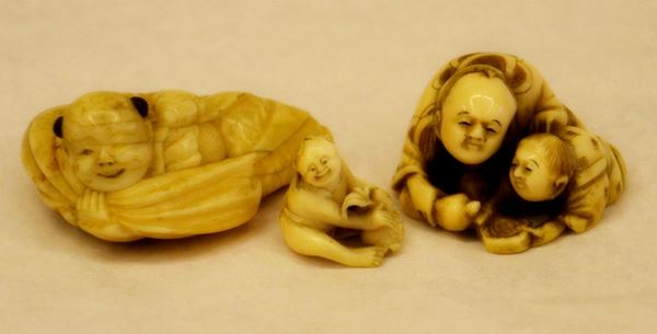 Due netsuke e un okimono, sec. XIX, in avorio,