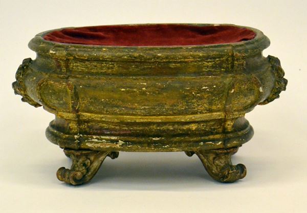 Poggiapiedi, sec. XVIII, in legno laccato&nbsp;&nbsp;&nbsp;&nbsp;&nbsp;&nbsp;&nbsp;&nbsp;&nbsp;&nbsp;&nbsp;&nbsp;&nbsp;&nbsp;&nbsp;&nbsp;&nbsp;&nbsp;&nbsp;&nbsp;&nbsp;&nbsp;&nbsp;&nbsp;&nbsp;&nbsp;&nbsp;&nbsp;&nbsp;&nbsp;&nbsp;&nbsp;&nbsp;