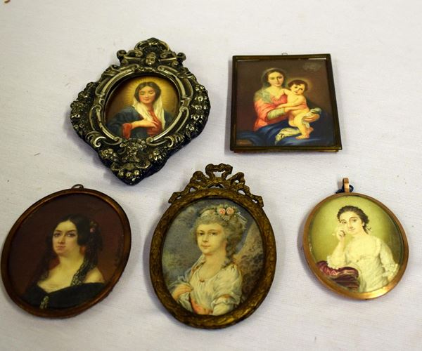 Lotto di cinque miniature, inizi sec. XX, raffiguranti                      - Asta GIOIELLI, ARGENTI, ARREDI, OGGETTI D'ARTE E DIPINTI - Poggio Bracciolini Casa d'Aste