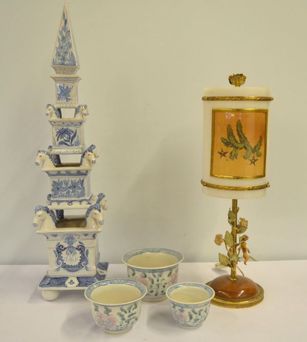 Pagoda, sec. XX, in maiolica nei toni del blu,