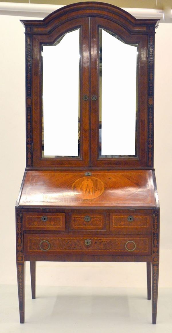 Piccolo Trumeau, Lombardia, sec. XIX, in noce intarsiato,&nbsp;&nbsp;&nbsp;&nbsp;&nbsp;&nbsp;&nbsp;&nbsp;&nbsp;&nbsp;&nbsp;&nbsp;&nbsp;&nbsp;&nbsp;&nbsp;&nbsp;  - Asta GIOIELLI, ARGENTI, ARREDI, OGGETTI D'ARTE E DIPINTI - Poggio Bracciolini Casa d'Aste
