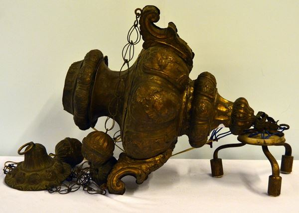 Lampada votiva, sec. XIX, in metallo sbalzato,  - Asta GIOIELLI, ARGENTI, ARREDI, OGGETTI D'ARTE E DIPINTI - Poggio Bracciolini Casa d'Aste