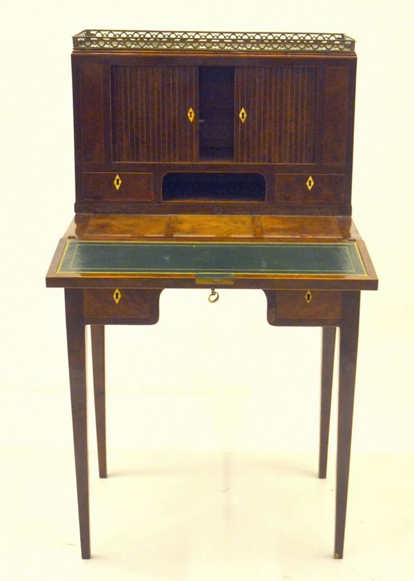 Scrittoio, Luigi XVI, in mogano, piano a ribalta,&nbsp;&nbsp;&nbsp;&nbsp;&nbsp;&nbsp;&nbsp;&nbsp;&nbsp;&nbsp;&nbsp;&nbsp;&nbsp;&nbsp;&nbsp;&nbsp;&nbsp;&nbsp;&nbsp;&nbsp;&nbsp;&nbsp;&nbsp;&nbsp;&nbsp;  - Asta GIOIELLI, ARGENTI, ARREDI, OGGETTI D'ARTE E DIPINTI - Poggio Bracciolini Casa d'Aste