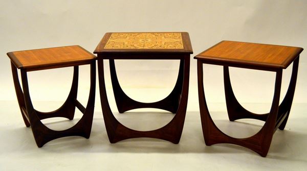 Trittico di tavolini, anni 80, in rovere,