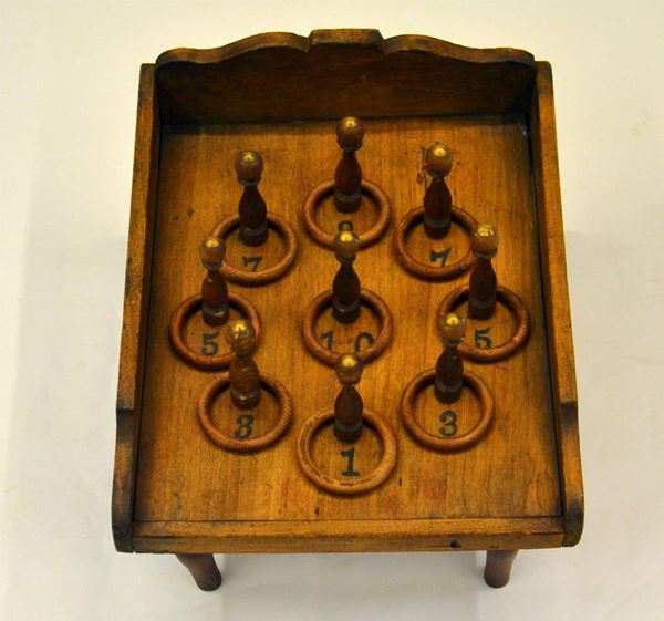 Gioco dei cerchi, sec. XIX, in noce,&nbsp;&nbsp;&nbsp;&nbsp;&nbsp;&nbsp;&nbsp;&nbsp;&nbsp;&nbsp;&nbsp;&nbsp;&nbsp;&nbsp;&nbsp;&nbsp;&nbsp;&nbsp;&nbsp;&nbsp;&nbsp;&nbsp;&nbsp;&nbsp;&nbsp;&nbsp;&nbsp;&nbsp;&nbsp;&nbsp;&nbsp;&nbsp;&nbsp;&nbsp;&nbsp;&nbsp;&nbsp;&nbsp;