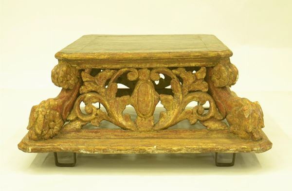 Basamento, sec. XVIII, in legno laccato&nbsp;&nbsp;&nbsp;&nbsp;&nbsp;&nbsp;&nbsp;&nbsp;&nbsp;&nbsp;&nbsp;&nbsp;&nbsp;&nbsp;&nbsp;&nbsp;&nbsp;&nbsp;&nbsp;&nbsp;&nbsp;&nbsp;&nbsp;&nbsp;&nbsp;&nbsp;&nbsp;&nbsp;&nbsp;&nbsp;&nbsp;&nbsp;&nbsp;&nbsp;&nbsp;