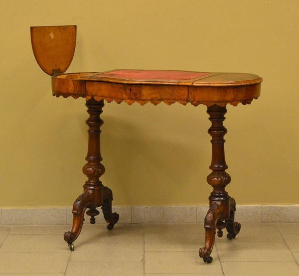 Tavolino da lavoro, Francia, inizi sec. XX, in noce,&nbsp;&nbsp;&nbsp;&nbsp;&nbsp;&nbsp;&nbsp;&nbsp;&nbsp;&nbsp;&nbsp;&nbsp;&nbsp;&nbsp;&nbsp;&nbsp;&nbsp;&nbsp;&nbsp;&nbsp;&nbsp;&nbsp;